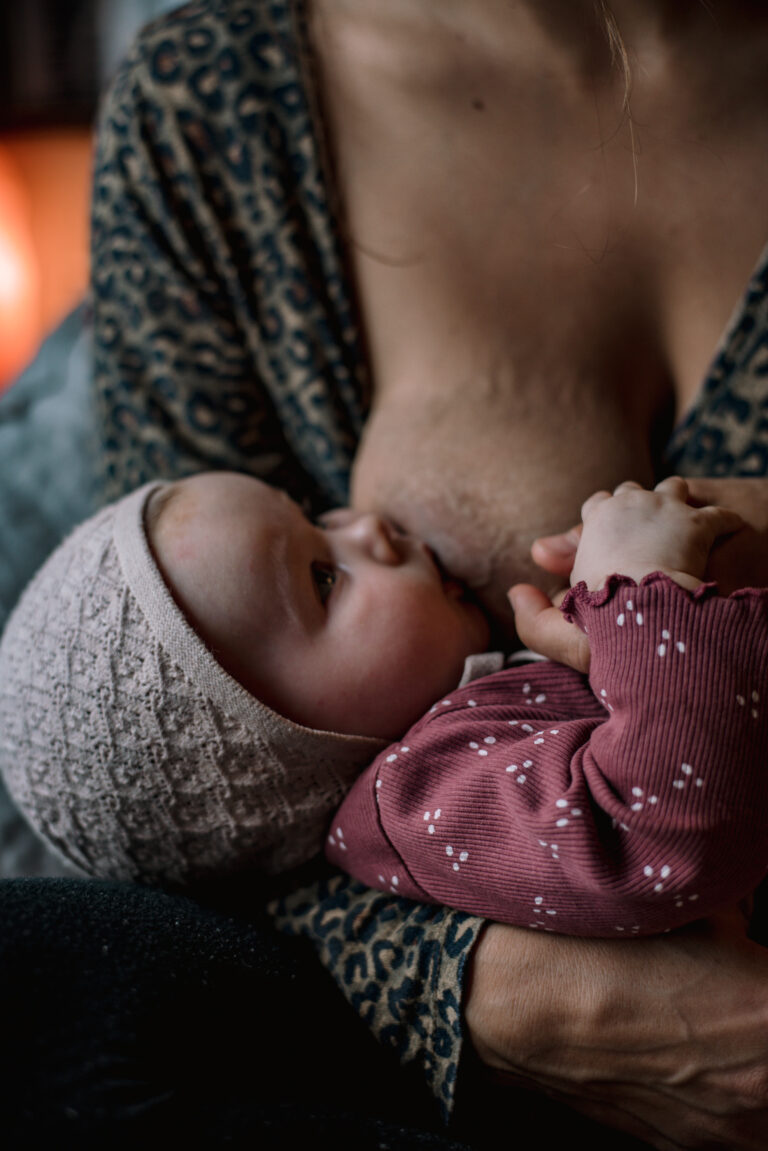 Natürliche Babyfotografie Leipzig von Stillender Mama